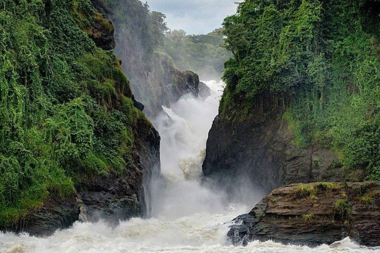 Pohled na vodopády Murchison Falls z lodi na řece pod nimi